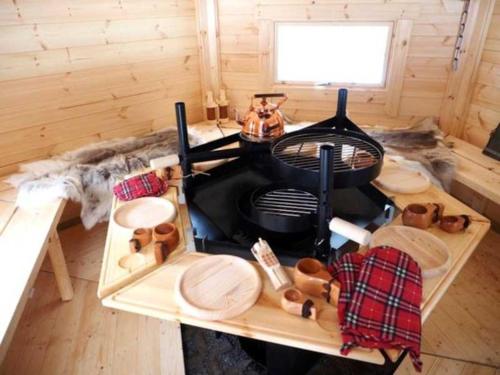 a stove in a wooden cabin with food on it at Haus am Wolfsbach Gruppenunterkunft in Zorge