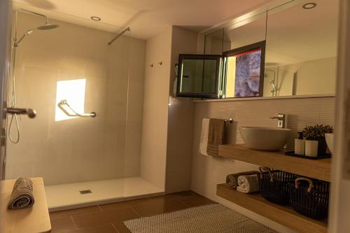 y baño con ducha acristalada y lavamanos. en Salobre Golf Villa 3 Premium en Salobre