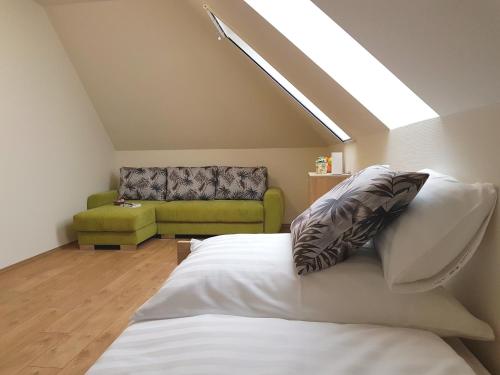 Un pat sau paturi într-o cameră la Silver Lodge Apartman Eger