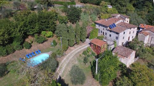 an aerial view of a house and a swimming pool at Casa Tognarello in Borgo a Mozzano