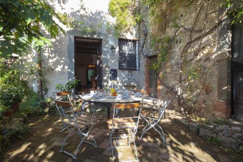 a table and chairs in front of a building at Casa Tognarello in Borgo a Mozzano