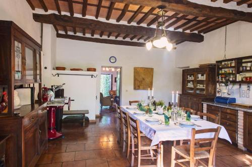 a dining room with a table in a kitchen at Casa Tognarello in Borgo a Mozzano