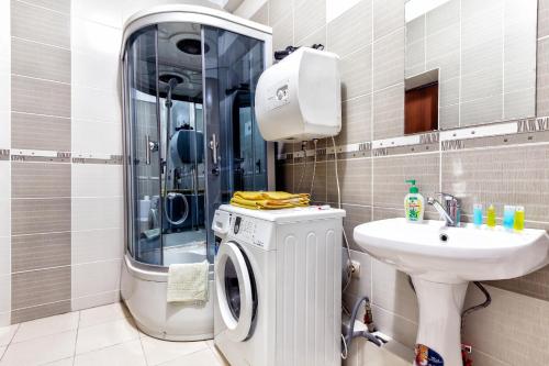 a bathroom with a washing machine and a sink at 423 Апартаменты в центре Отлично подходят для командированных и туристов in Almaty