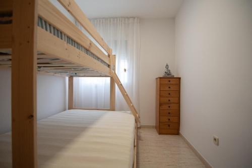 sypialnia z 2 łóżkami piętrowymi i komodą w obiekcie Casa Riu Avall w mieście Riumar