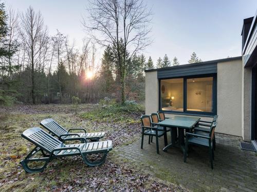 a house with a table and chairs on a patio at Center Parcs Bispinger Lüneburger Heide in Bispingen