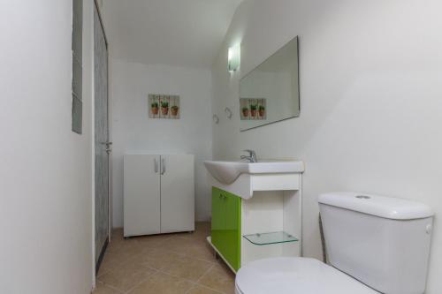 y baño con aseo blanco y lavamanos. en 4 bedroom villa wi-fi and shared pool by ALGARVEMANTA, en Manta Rota