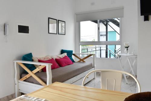 ein Wohnzimmer mit Sofa und Tisch in der Unterkunft DEPTO KENIA. ALQUILER TEMPORARIO EN SAN FRANCISCO in San Francisco