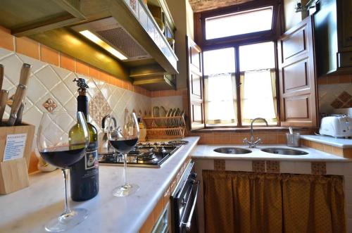 una cocina con 2 copas de vino en una barra en Francesca 2, en Camaiore