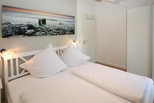 キュールングスボルンにあるVilla-Sophia-Wohnung-104-9737のベッドルーム1室(白いシーツと枕のベッド1台付)