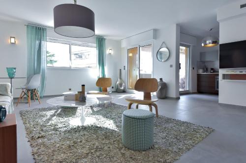 un salon avec un canapé et une table dans l'établissement 3-Br Apartment 3 minutes to the Croisette, à Cannes