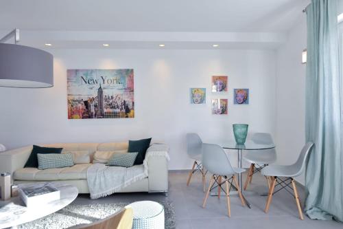 un salon avec un canapé et une table dans l'établissement 3-Br Apartment 3 minutes to the Croisette, à Cannes