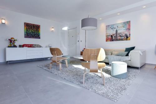 un salon avec un canapé, une table et des chaises dans l'établissement 3-Br Apartment 3 minutes to the Croisette, à Cannes