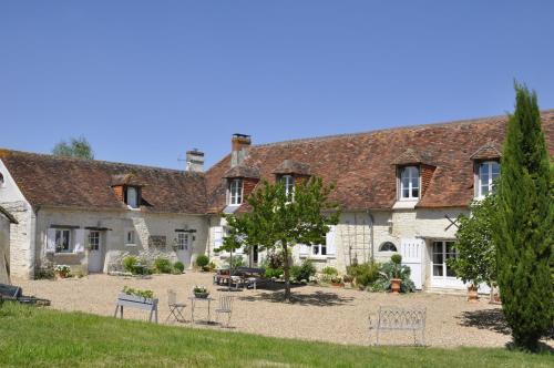 une maison avec une cour en face dans l'établissement La Ferme Blanche, à Cussay