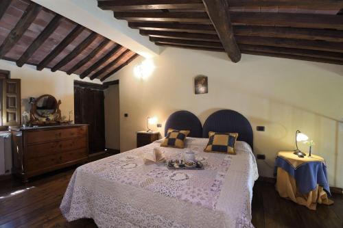 Un dormitorio con una cama grande en una habitación con suelo de madera. en Francesca 1, en Camaiore