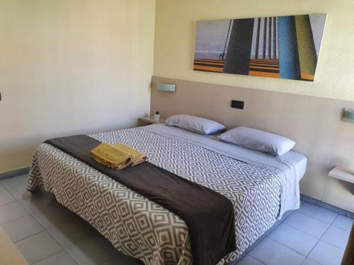 Un pat sau paturi într-o cameră la Tisalaya Park stay, cosy apartment in Maspalomas