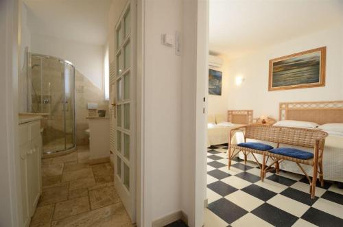 una camera da letto e un bagno con doccia. di Nautilus a Castagneto Carducci