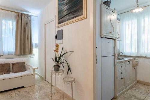 uma cozinha com um frigorífico branco e um lavatório em Iris em Castagneto Carducci