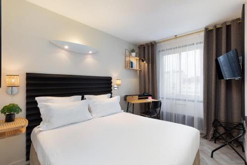 ein Schlafzimmer mit einem großen weißen Bett und einem Fenster in der Unterkunft Hôtel Chromatics & Restaurant Hill Club by HappyCulture in Lyon