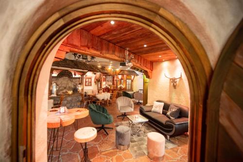 an archway in a living room with a couch and a table at Alpines Lifestyle Hotel Tannenhof in Sankt Johann im Pongau