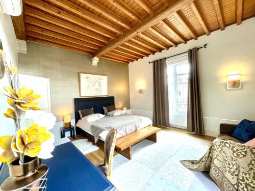 een slaapkamer met een bed en een tafel in een kamer bij Maunoury Citybreak in Chartres