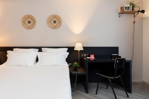 Cama o camas de una habitación en Hôtel Chromatics & Restaurant Hill Club by HappyCulture
