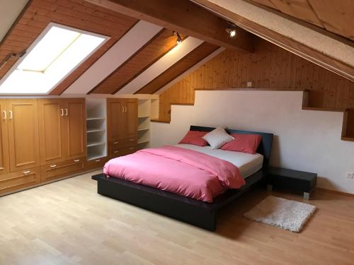 ein Schlafzimmer mit einem großen Bett im Dachgeschoss in der Unterkunft Appartamento Morobbia in Giubiasco