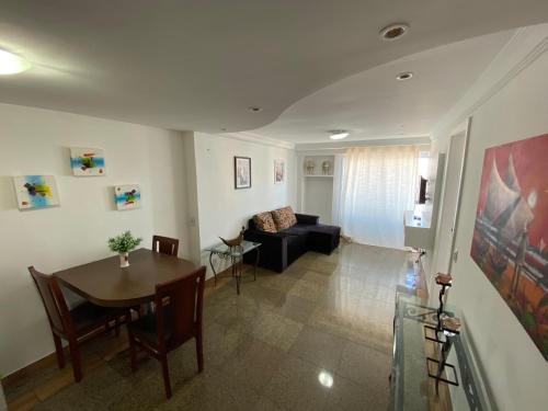 sala de estar con mesa y sofá en Scala Residence, en Fortaleza