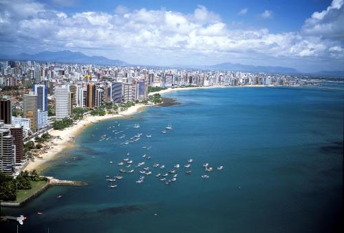 una vista aérea de una ciudad con barcos en el agua en Scala Residence, en Fortaleza