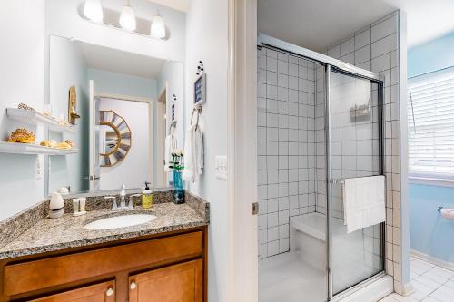 une salle de bain avec un lavabo et une douche dans l'établissement Bayside Resort - 28031 Sea Dock, à Selbyville
