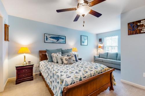une chambre avec un lit et un ventilateur de plafond dans l'établissement Bayside Resort - 28031 Sea Dock, à Selbyville