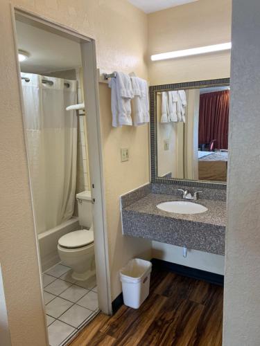 Koupelna v ubytování Country Hearth Inn & Suites Cartersville