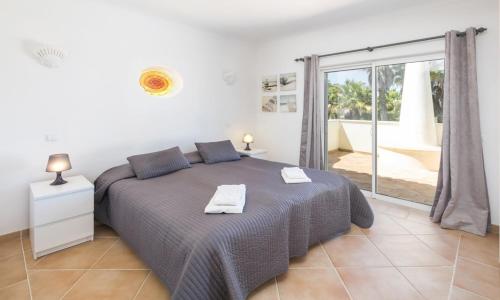 Säng eller sängar i ett rum på 4 bedrooms villa with city view private pool and enclosed garden at Carvoeiro 2 km away from the beach