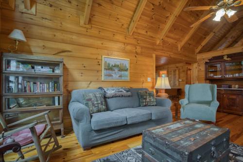 Zona de estar de Saluda Cabin Home Amazing Mountain Views Pets Ok