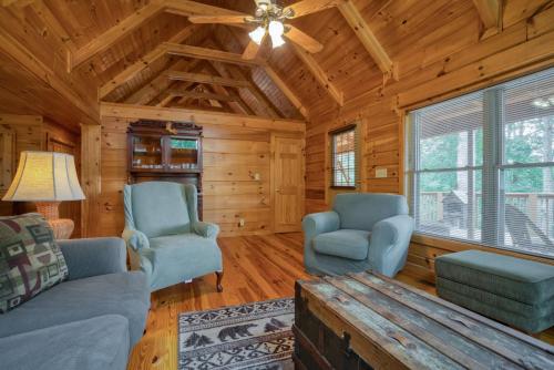 Zona de estar de Saluda Cabin Home Amazing Mountain Views Pets Ok