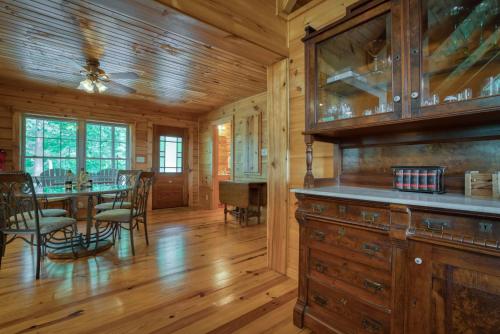 Imagen de la galería de Saluda Cabin Home Amazing Mountain Views Pets Ok, en Saluda