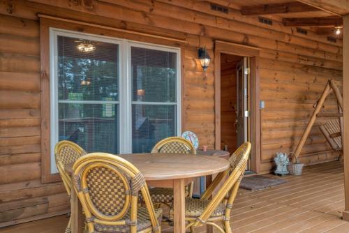 Imagen de la galería de Saluda Cabin Home Amazing Mountain Views Pets Ok, en Saluda