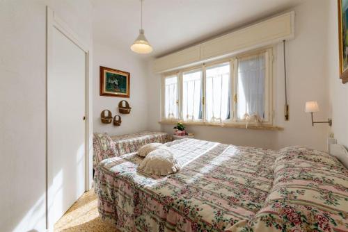 - une chambre avec un lit et une fenêtre dans l'établissement Azalea, à Castagneto Carducci