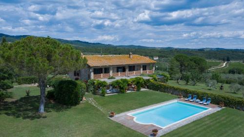 una vista aérea de una casa con piscina en Bellosguardo, en Castellina in Chianti