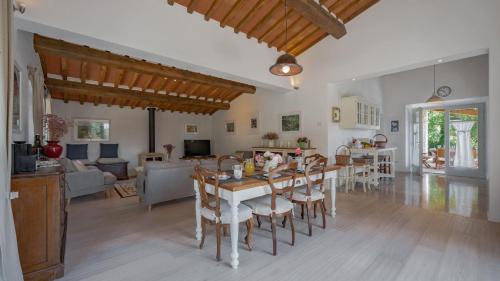 a kitchen and living room with a table and chairs at La Casa di Radda in Radda in Chianti