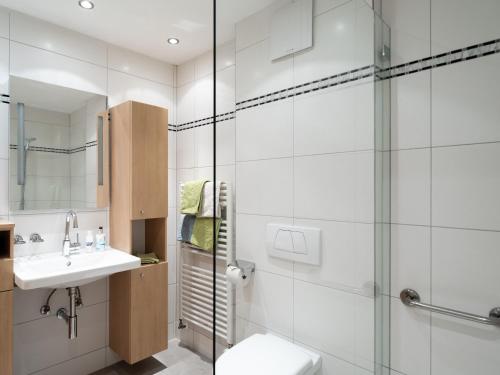 y baño con ducha, aseo y lavamanos. en Haus Ausblick en Wenns