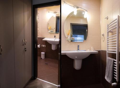 uma casa de banho com 2 lavatórios e um espelho em Relax em Dobrinishte