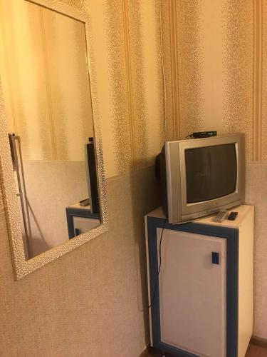 Μια τηλεόραση ή/και κέντρο ψυχαγωγίας στο Mini Hotel na Gasheka