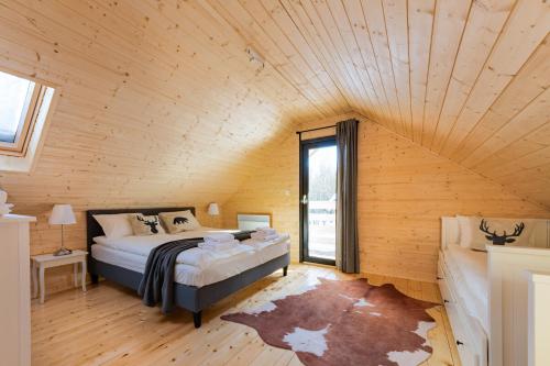 Tempat tidur dalam kamar di White Holiday Domki i Apartamenty