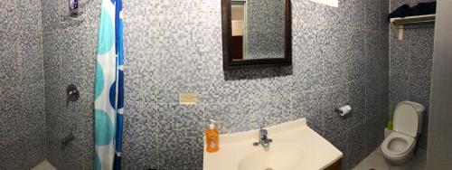 Bathroom sa Tropical Apartments Tobago