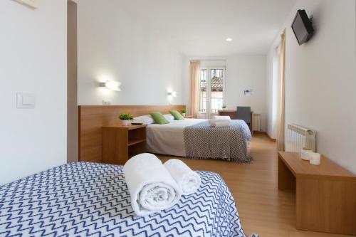 Un pat sau paturi într-o cameră la Hostal La Numantina