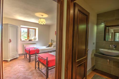 a room with a table and chairs and a sink at Le Cerreta in Gaiole in Chianti
