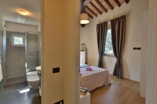 - une chambre avec un lit et une salle de bains dans l'établissement Villa La Torre 16, à Montespertoli