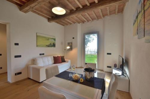 una sala de estar con un sofá y una mesa en Villa La Torre 16, en Montespertoli