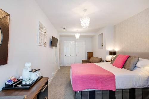 Katil atau katil-katil dalam bilik di Trelawney Hotel - Guest House