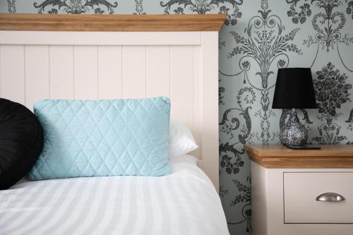 Katil atau katil-katil dalam bilik di Trelawney Hotel - Guest House